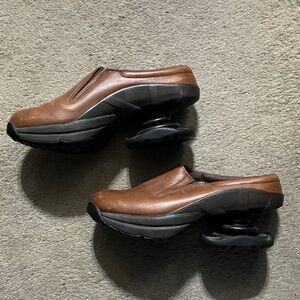 Z-Coil Womens size 8 Brown Leather Slip On Pain Relief Clogs Shoes